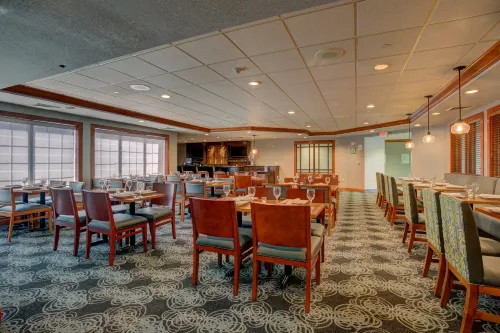 Holiday Inn & Suites Milwaukee Airport Restauration Photos