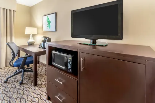 Holiday Inn & Suites Milwaukee Airport Photos