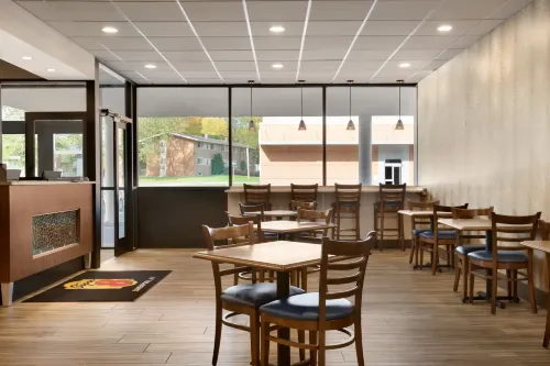 Super 8 by Wyndham Liverpool/Syracuse North Airport Dining Photos