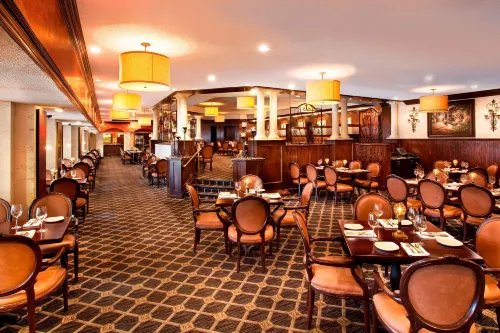 Sheraton Greensboro at Four Seasons Restauranger Photos