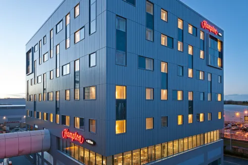 Hampton by Hilton London Gatwick Airport Exterior Photos