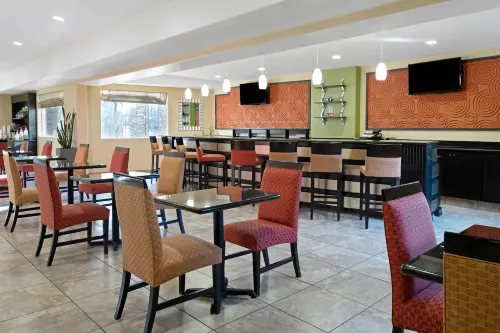 La Quinta Inn & Suites by Wyndham Tucson - Reid Park Restauration Photos
