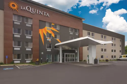 La Quinta Inn & Suites by Wyndham Cleveland - Airport North Exterior Photos