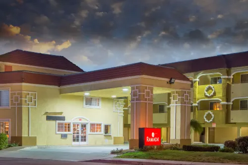 Ramada by Wyndham Ontario Esterni Photos