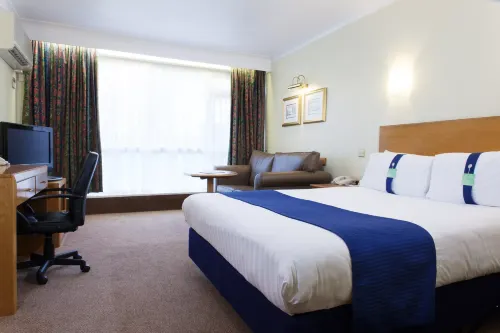 Holiday Inn Newport Rum Photos