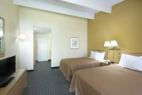 Howard Johnson by Wyndham Newburgh/West Point Photos