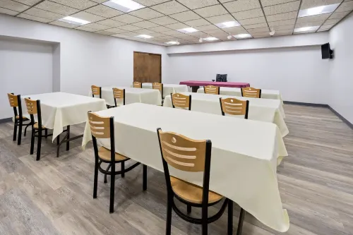 Super 8 by Wyndham Henrietta/Rochester Area Business Facilities Photos