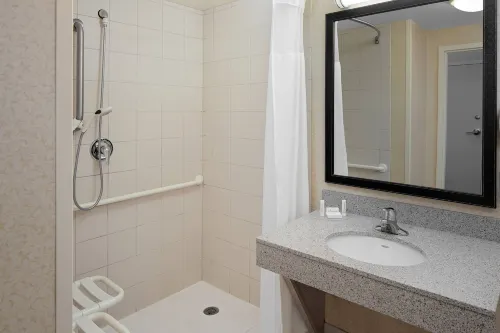 Fairfield Inn & Suites Detroit Metro Airport Romulus Photos