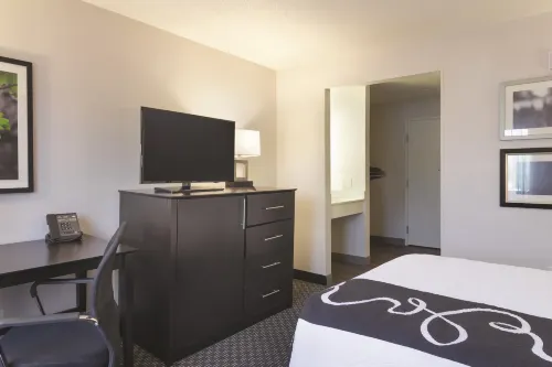 La Quinta Inn & Suites by Wyndham Cleveland - Airport North Rooms Photos