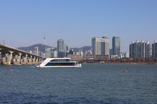 Han River and Seoul skyline, the river north of the Gangnam hotel district