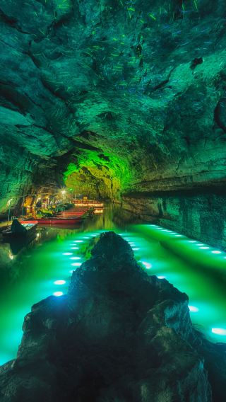 3D2N • Zhangjiajie highlights plus: Avatar Mountains + Tianmen Mountain + Glass Bridge + Yellow Dragon Cave - Licensed 7–14 Seat Business Vehicle & 5-Diamond Hilton or Wyndham Hotel