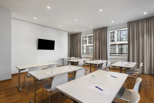 Holiday Inn Express Munich City West Business Facilities Photos