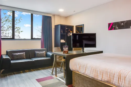 Roomzzz Chester City Camere Photos