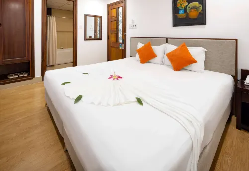 The Summer Hotel Kamar Photos