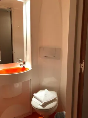 EasyHotel Victoria Camere Photos
