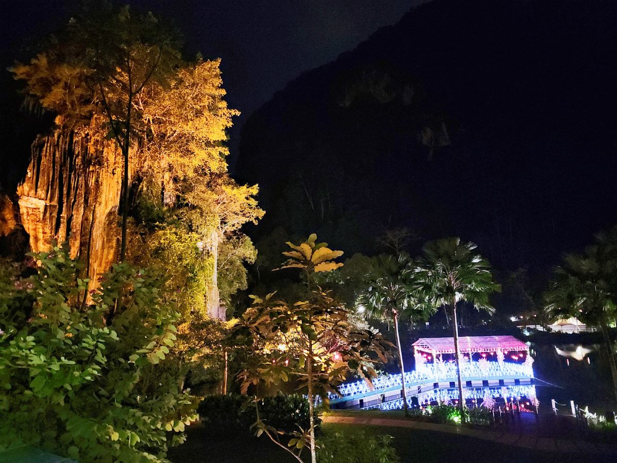 Bukit batu kapur di Tambun, Ipoh pada waktu malam