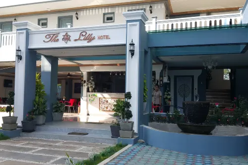 The Lilly Hotel Exteriör Photos