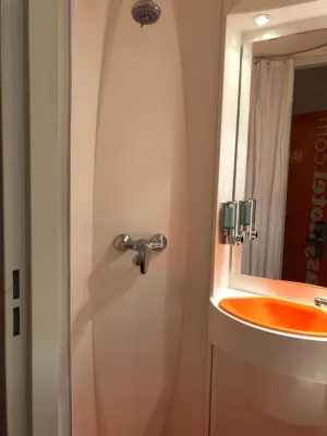 EasyHotel Victoria Camere Photos