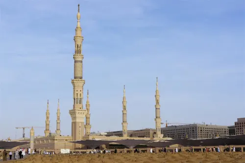 Karam Taibah Almasi Near Hotel Photos