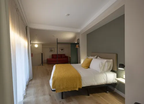 Mythic Valencia Kamar Photos