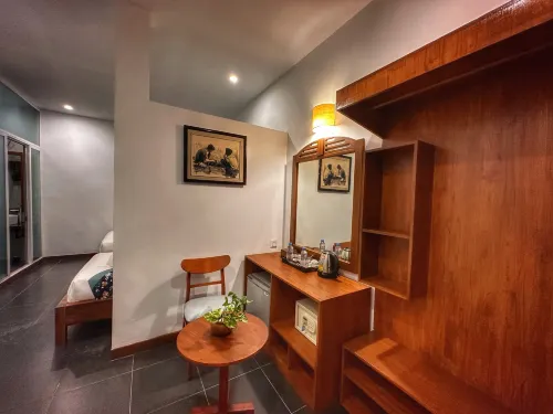 Monsoon Riverside Hotel Huoneet Photos