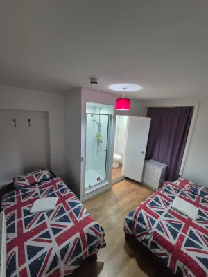 Saint James Backpackers Rooms Photos