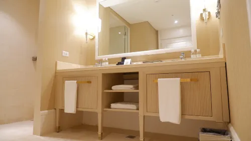 Royce Hotel & Casino Kamar Photos