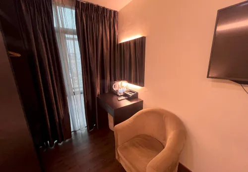 Capital O 91074 Grand World Hotel Zimmer Photos