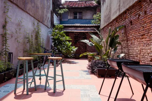 Local Backpacker Hostel Exterior Photos