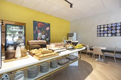 B&B Hotel Como City Center Ristorazione Photos