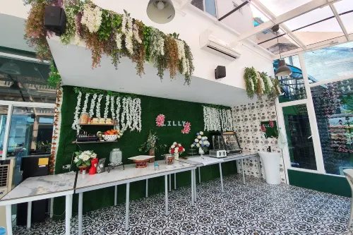 The Lilly Hotel Restauranger Photos