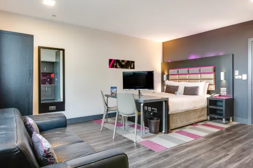 Roomzzz Chester City Camere Photos
