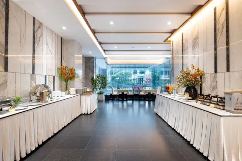 The Summer Hotel Makanan Photos