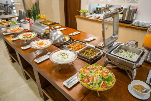 Khách sạn Royal Charm Ăn uống Photos