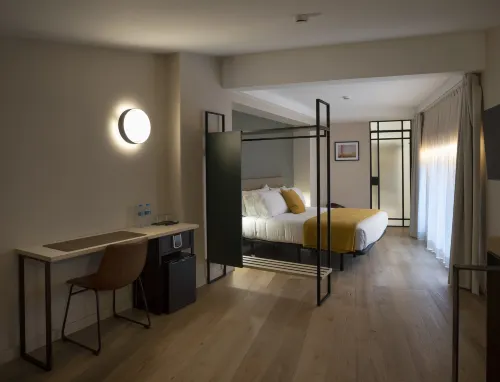 Mythic Valencia Kamar Photos