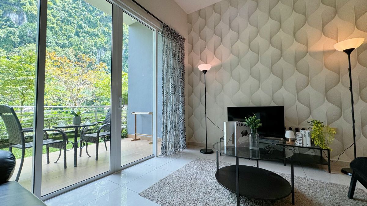 Ruang tamu suite hotel di Ipoh menghadap bukit batu kapur