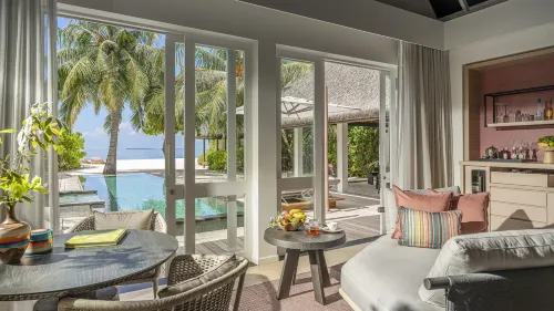 Four Seasons Resort Maldives at Landaa Giraavaru Zimmer Photos