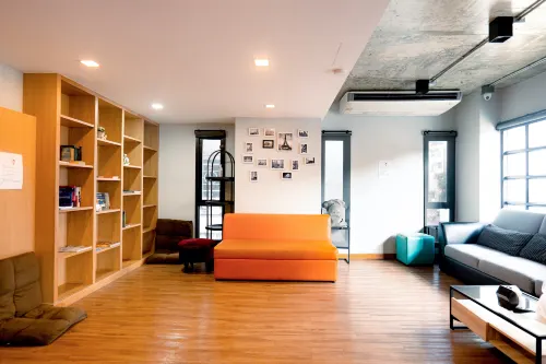 Travelier Hostel Area Publik Photos