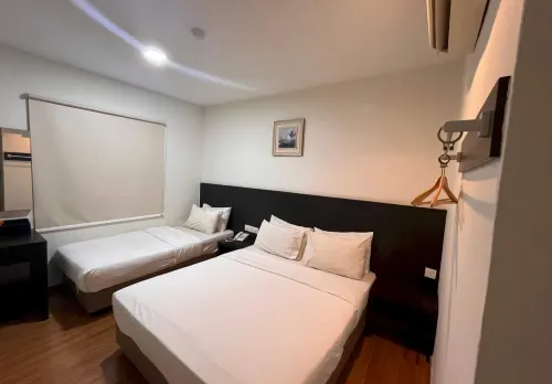 Capital O 91074 Grand World Hotel Zimmer Photos