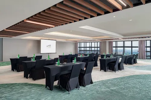 Whiz Luxe Hotel Spazio Surabaya Fasilitas Bisnis Photos