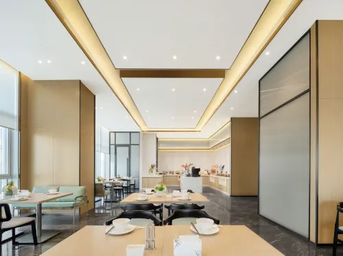 Country Inn & Suites by Radisson，Urumqi International Airport high-speed railway station Hotel. Restauration Photos