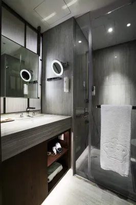 The Emperor Hotel Kamar Photos