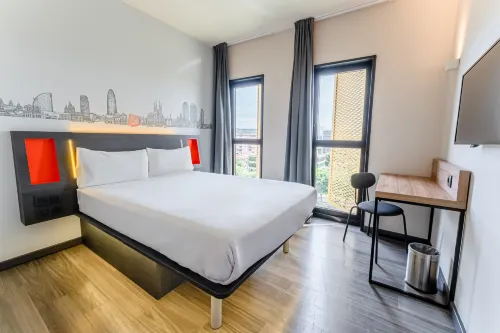 EasyHotel Barcelona Fira Chambres Photos