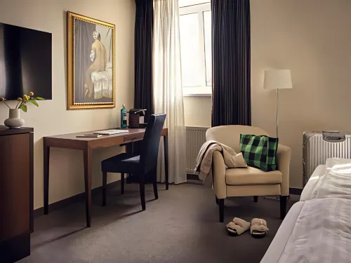 Metropolitan Hotel by Flemings Zimmer Photos