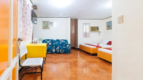 RedDoorz Near East Avenue Medical Center Kamar Photos