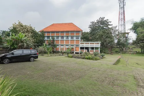 Urbanview Hotel Syariah Insani Cisarua Puncak Eksterior Photos
