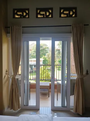 Urbanview Hotel Syariah Insani Cisarua Puncak Kamar Photos
