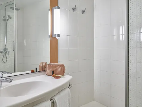 Ibis Barcelona Centro (Sagrada Familia) Rooms Photos
