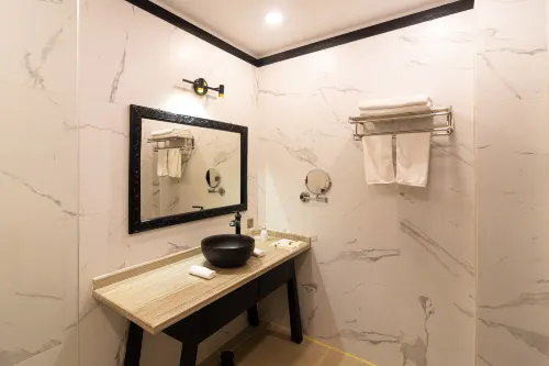 White Mansion Rooms Photos