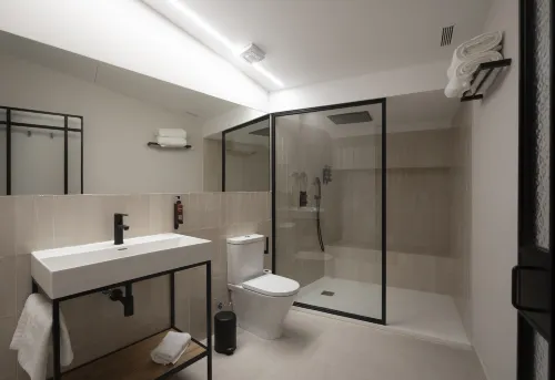 Mythic Valencia Kamar Photos